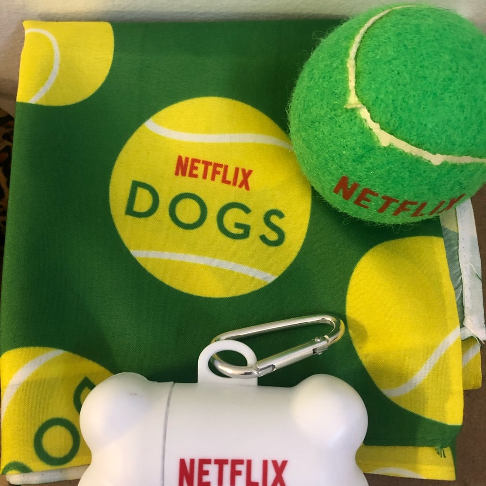 NETFLIX DOGS ACCESSORIES SET- NEW - Picture 2 of 7